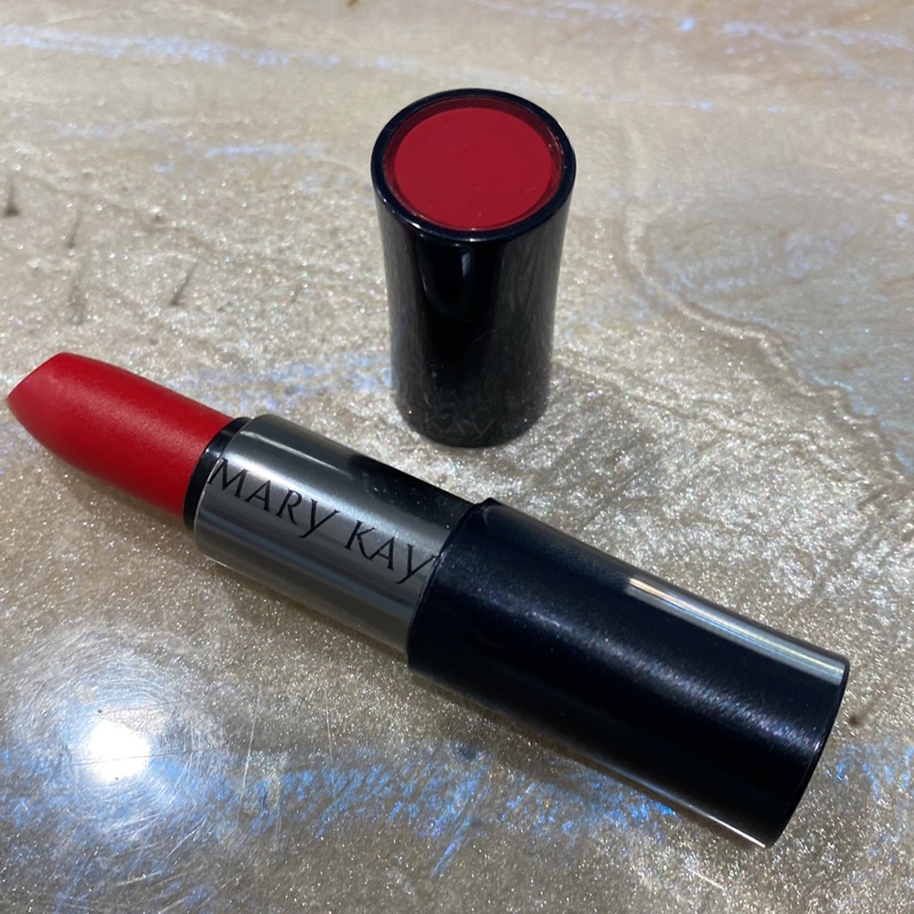 Mary Kay Creme Really Red Lipstick - Picture 4 of 6